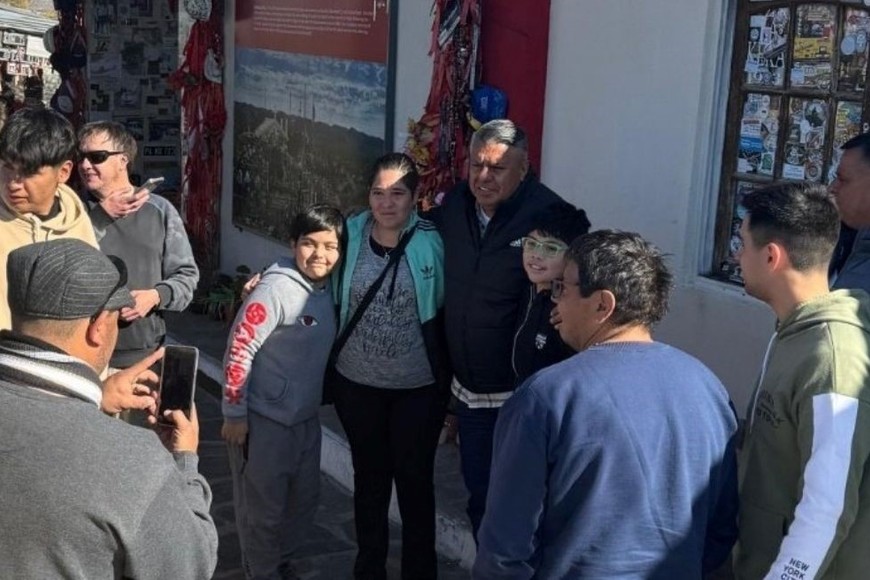 La gente se mostró entusiasmada por la llegada del Chiqui Tapia.