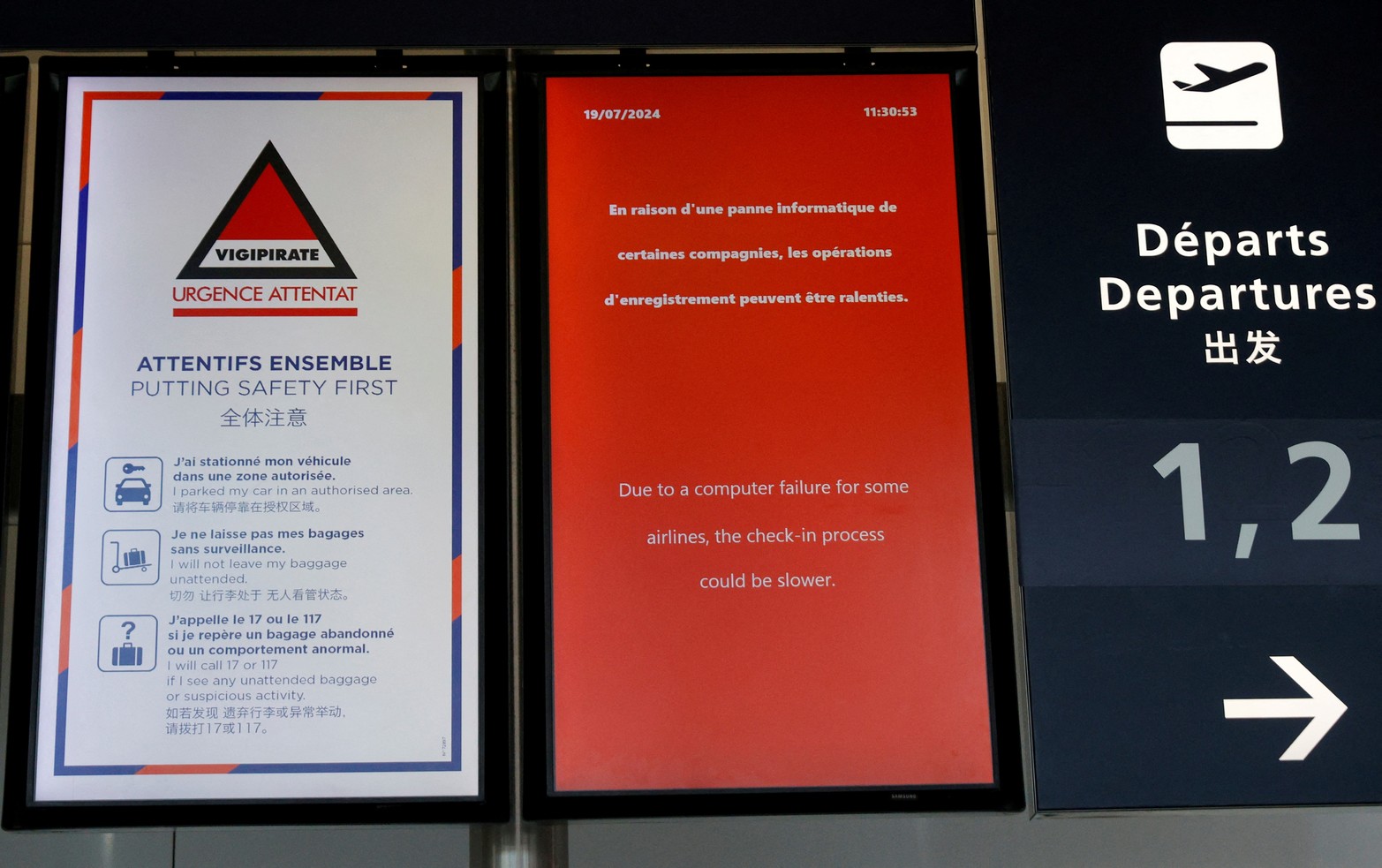 Dentro de la Terminal 3 del aeropuerto de Orly, cerca de París, Francia, el 19 de julio de 2024, se ve un tablero de información para pasajeros con un mensaje que explica las interrupciones del sistema que interrumpen las operaciones después de un problema global.