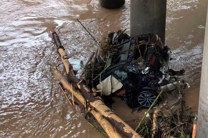 Uno de los vehículos que cayó tras colapsar el puente.