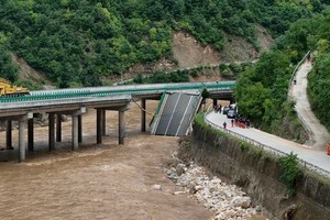 Intensos trabajos en la zona del derrumbe.