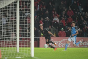 El momento del gol de Rossi que abrió el marcador. Crédito: Mauricio Garín