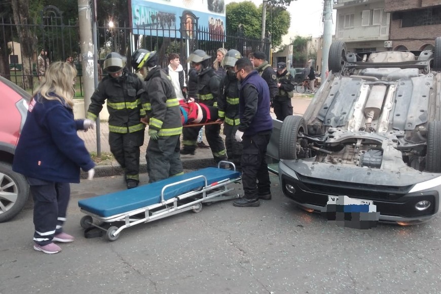 Las tareas del personal de Bomberos luego del accidente este sábado.