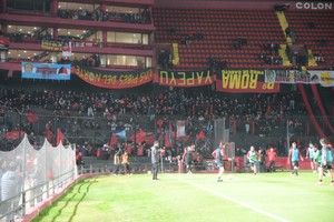 Banderas al revés en el "Cementerio de los Elefantes". Crédito: Mauricio Garín