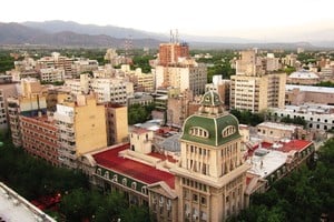 Vista del microcentro de la ciudad de Mendoza con la cordillera de los Andes al fondo. La autonomía municipal efectiva plantea desafíos continuos.
