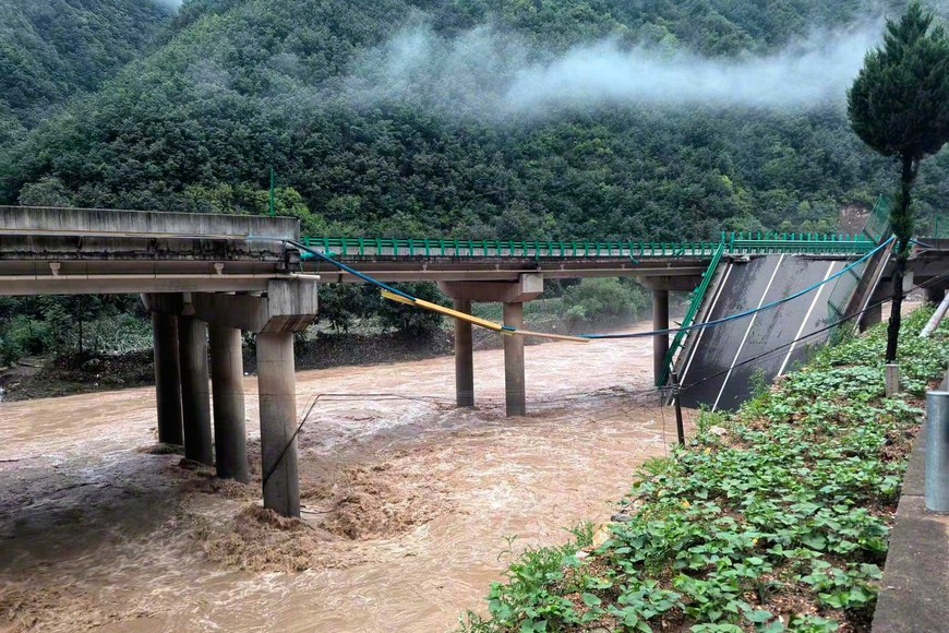 Camino cortado por la rotura del viaducto.