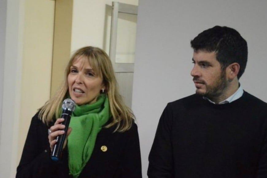 La secretaria de Desarrollo Humano, Mariana Irturbide junto al intendente Chiarella. Foto: MVT