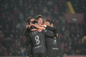 Abrazo de gol en Colón. Crédito: Mauricio Garín
