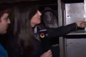 La movilera nunca pensó que tenía un hombre disfrazado dispuesto a asustarla.