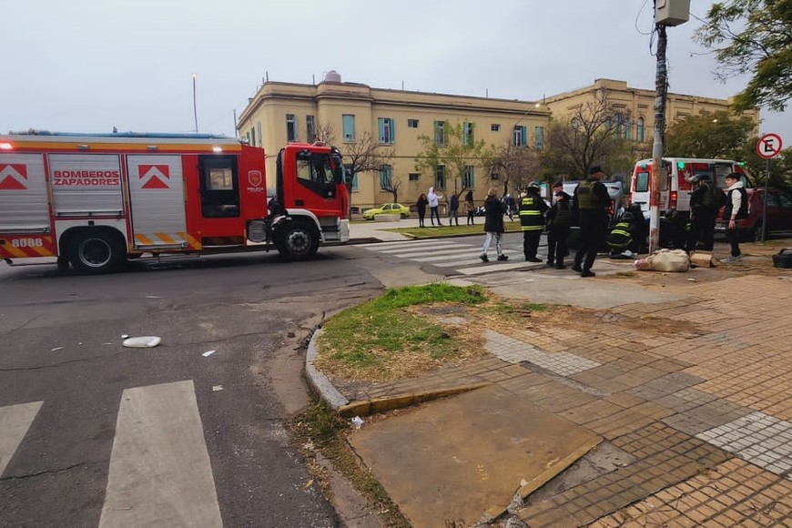 Las tareas del personal de Bomberos luego del accidente este sábado.
