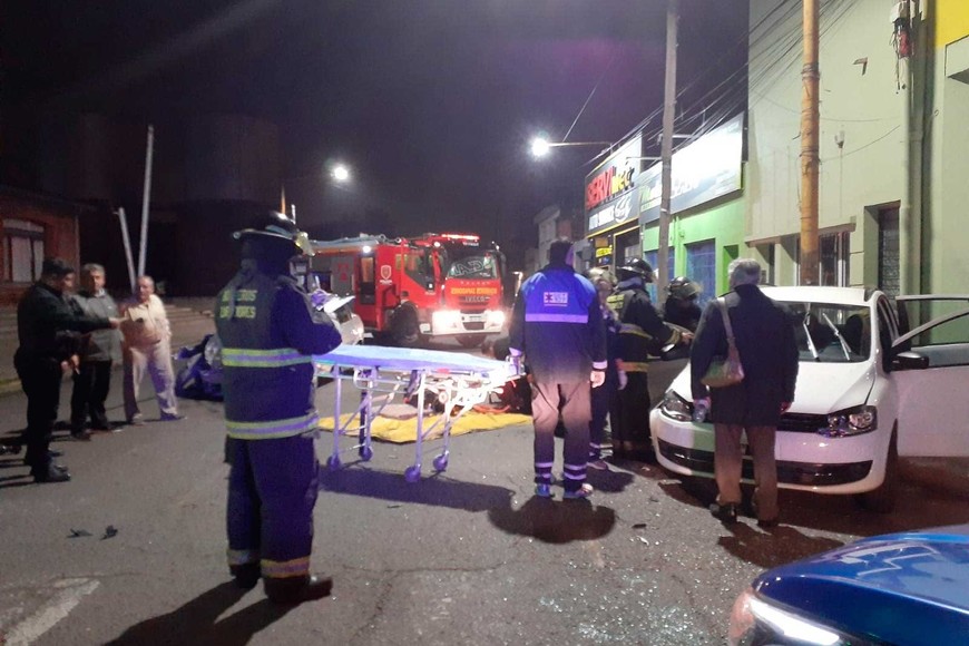 Bomberos, policías y servicios de emergencia en plena labor de rescate.