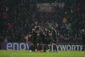 Abrazo de gol sabalero tras el tercero. Crédito: Mauricio Garín