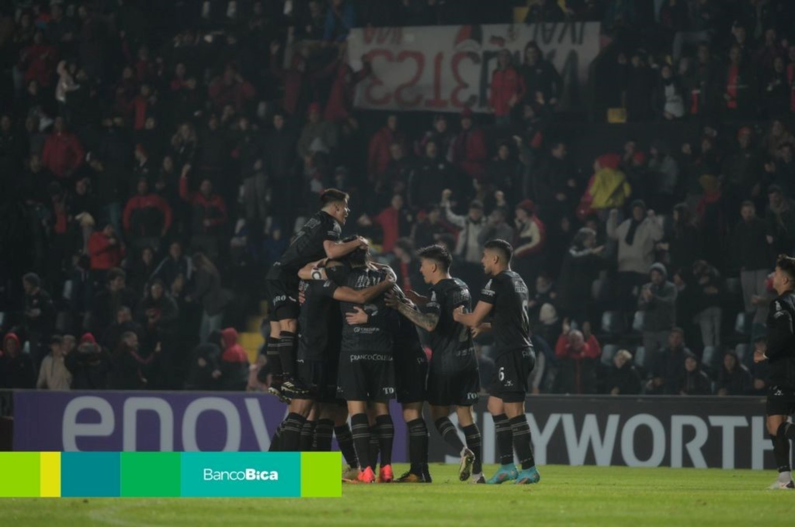 Festejo y desahogo para los jugadores de Colón.