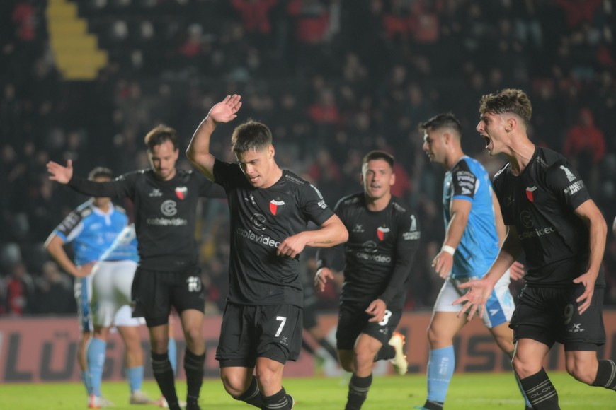 El festejo con pedido de perdón de Talpone. Crédito: Mauricio Garín