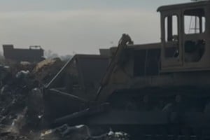 “Se llevaron a cabo con maquinaria pesada trabajos de limpieza y reordenamiento del espacio en donde se disponen finalmente los residuos de descarte, esto es, aquellos que no pueden ser reciclados ni compostados”, comentaron autoridades comunales.