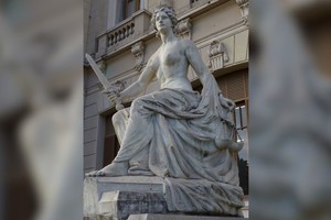 Es mujer la representación de la Justicia en occidente, en la figura de la diosa griega Temis, aquí esculpida por Lola Mora. A sus actores principales los envolvió, en Santa Fe, un debate nominativo.