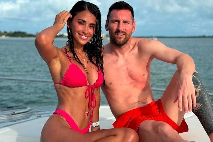 Sol y yate para Messi y su esposa.