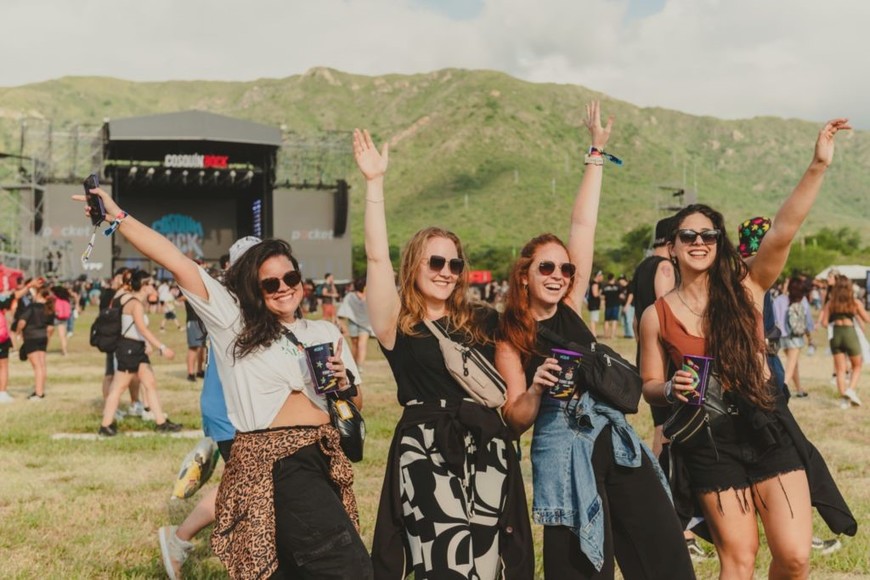 Las chicas celebrando; al foto el Escenario Montaña