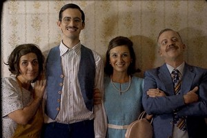 “La familia, un lugar donde nos queremos todos”, obra escrita y dirigida por Nicole Chort, con asistencia de dirección de Nelda González: el elenco, integrado por Inés Aiello, Joaquín Mántica, Celina Vigetti y Gabriel Pandolfo.