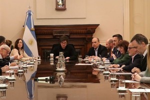 Javier Milei junto a su gabinete. 