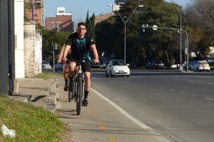 El andén que se proyecta desde la fachada de Celulosa Moldeada, reduce la senda y provoca un riesgo innecesario entre los usuarios. Crédito: José Vittori