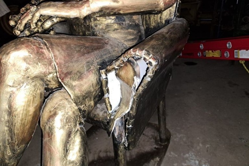 El sillón de la estatua también fue vandalizado.
Foto: EL LITORAL