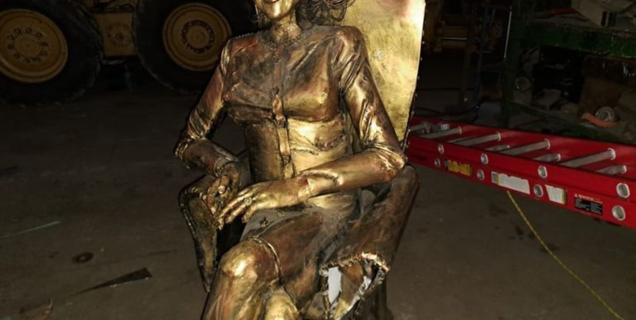 La estatua ahora está en el taller de herrería para ser reparada.

Foto: EL LITORAL