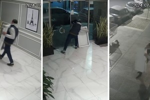 El momento en que uno de los delincuentes baja del ascensor llevándose consigo una ventana.