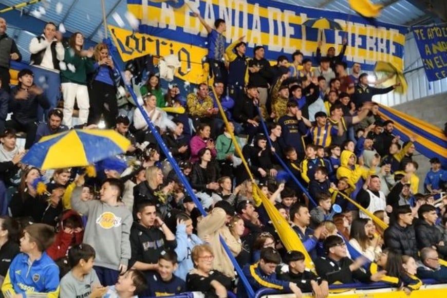 Fiesta en el Mateo Migliore de parte de ambas hinchadas. Foto: Fabián Gallego.