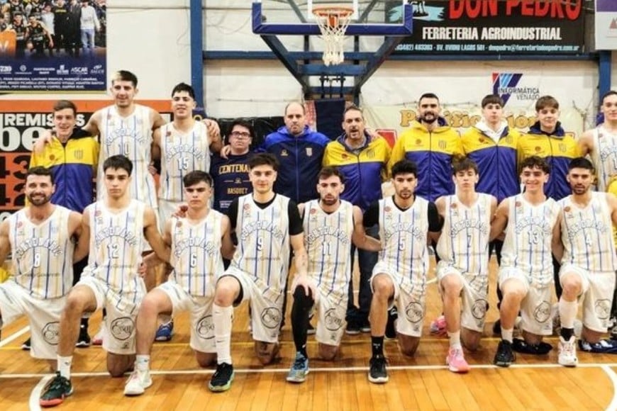 Plantel Bicampeón de la Asociación Venadense de Básquet. Foto: Fabián Gallego.