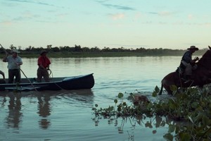 En la película se despliega la mirada de los pueblos que viven sobre las orillas, personas que dependen del río para su vida y cultura. Foto: Gentileza.