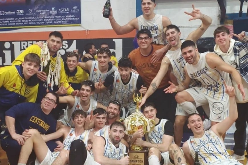 La Fiebre bien alta... otra vez. Es el cuarto torneo que gana Centenario en los últimos cinco jugados. Foto: Fabián Gallego.