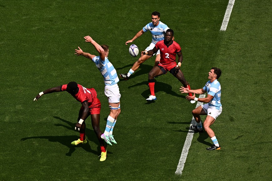 Paris 2024 Olympics - Rugby Sevens - Men's Pool B - Argentina vs Kenya - Stade de France, Saint-Denis, France - July 24, 2024.
Matias Osadczuk of Argentina in action with Kevin Wekesa of Kenya and Lamec Ambetsa Kokoyo of Kenya REUTERS/Dylan Martinez