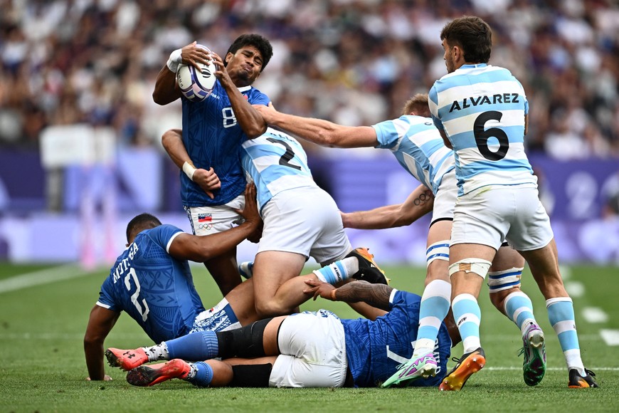 Paris 2024 Olympics - Rugby Sevens - Men's Pool B - Argentina vs Samoa - Stade de France, Saint-Denis, France - July 24, 2024.
Neueli Leitufia of Samoa in action with Tomas Elizalde of Argentina. REUTERS/Dylan Martinez