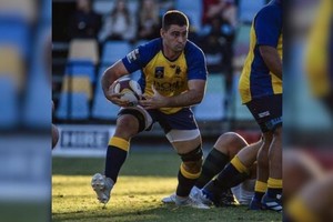 Durante su estadía en Bond University supo jugar de wing y de tercera línea.