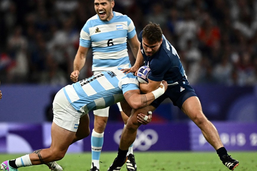 Paris 2024 Olympics - Rugby Sevens - Men's Quarter-final - Argentina vs France - Stade de France, Saint-Denis, France - July 25, 2024.
Antoine Dupont of France in action with Luciano Gonzalez of Argentina. REUTERS/Dylan Martinez