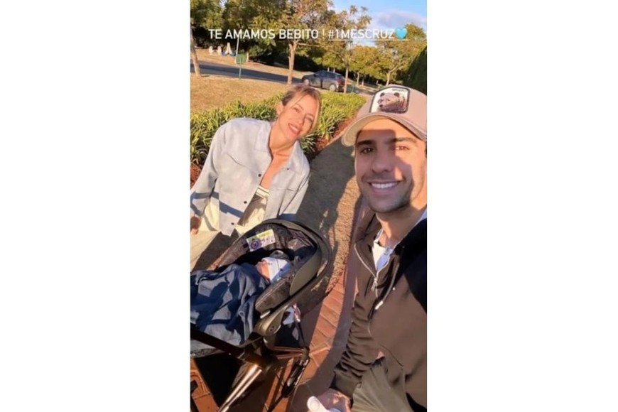 Nicole Neumann y Manu Urcera dejaron ver el rostro de su hijo.