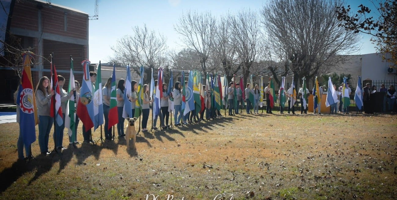 Gran despliegue de banderas, custodiadas por estudiantes de la Escuela 8128.
Foto: Betiana Galiasso