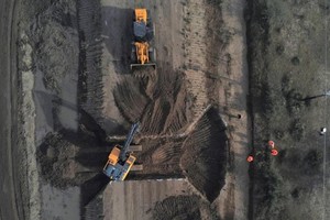 “En esta traza también se le realiza un alteo al camino y la recompactación de la base de asiento, más la construcción de alcantarillas transversales de hormigón armado. También el alteo de las líneas de servicio de electrificación rural y urbana en media y baja tensión. Por último, aplicaremos la correspondiente señalización vertical”, explicó Seghezzo.