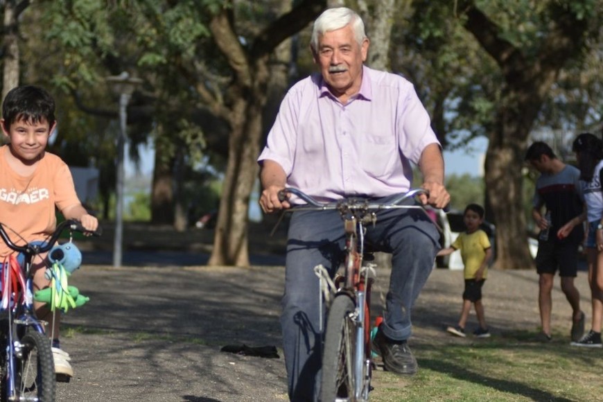 Los abuelos son una parte fundamental de las familias en Argentina. Foto: Manuel Fabatía.