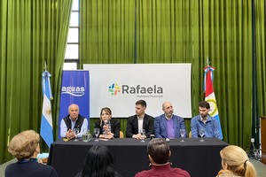 La presidenta de Aguas Santafesinas Anahí Rodríguez, junto al vicepresidente Alfredo Menna, el Director Darío Boscarol, y al Intendente de la ciudad, Leonardo Viotti acompañado por Nicolás Asensio Secretario de Infraestructura, Servicios y Ambiente, participaron del acto de apertura de sobres para la ejecución de trabajos de bacheo necesarios para mejorar el tránsito y seguridad de vehículos de Barrio Brigadier López.