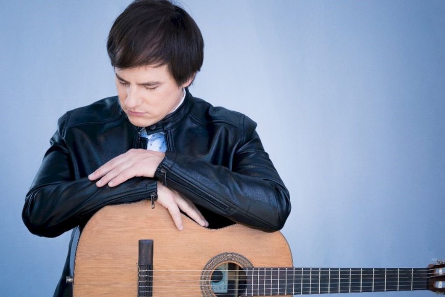Nahuel Pennisi, talentoso guitarrista, cantante y compositor que se ha transformado en uno de los intérpretes más importantes de Argentina.
