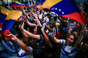 (240726) -- CARACAS, 26 julio, 2024 (Xinhua) -- Imagen del 25 de julio de 2024 de simpatizantes del candidato por la opositora Plataforma Unitaria Democrática (PUD), Edmundo González Urrutia, asistiendo al mitín de cierre de campaña electoral de González, en Caracas, Venezuela. Caracas fue el jueves la sede de movilizaciones políticas protagonizadas por las principales fuerzas que se medirán el próximo domingo en las elecciones presidenciales. (Xinhua/Str) (ms) (oa) (ce)