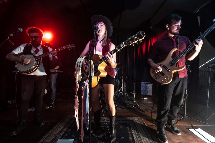 Janise, cantante santafesina de country pop, y su banda