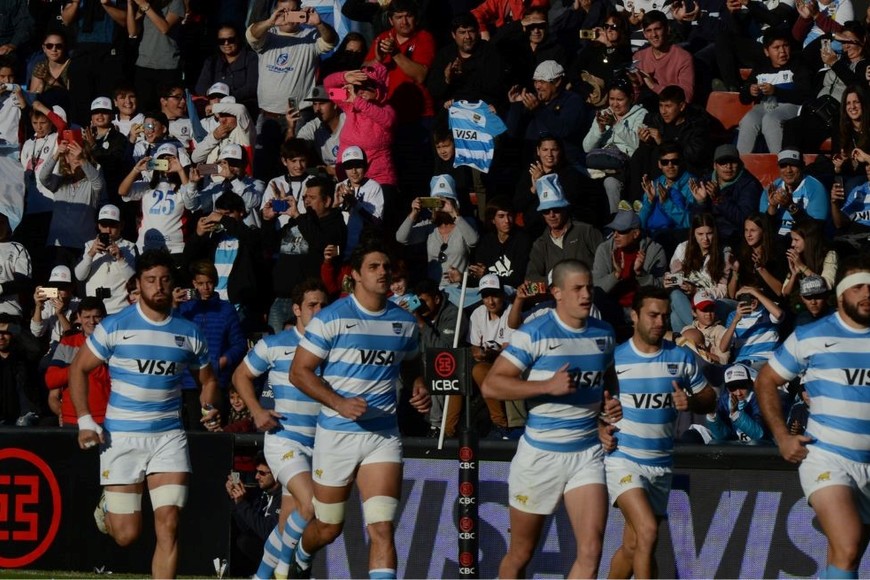 Siempre en cancha de Colón, el recibimiento de la gente fue muy bueno. Crédito: Luis Cetraro.