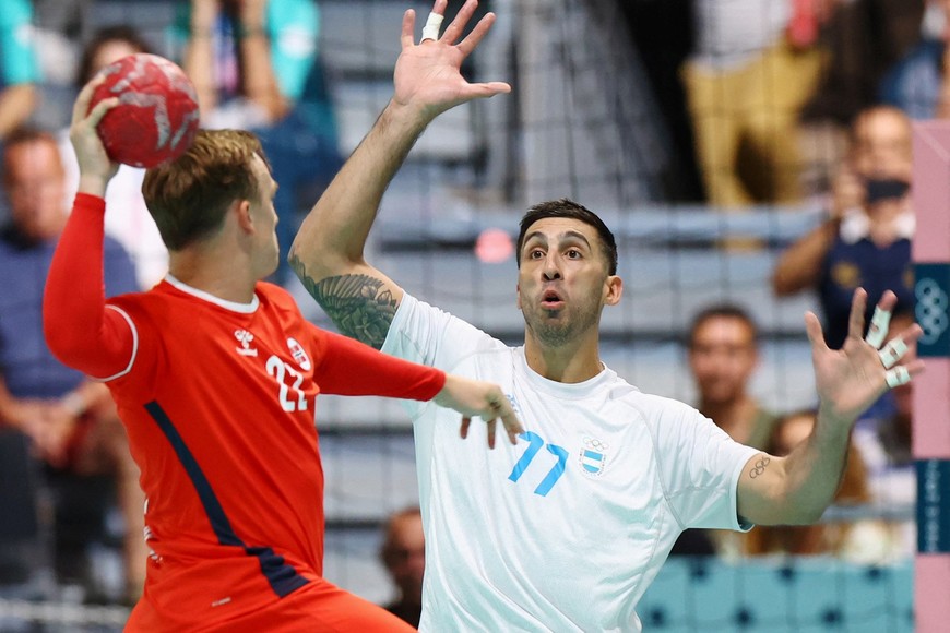 Paris 2024 Olympics - Handball - Men's Preliminary Round Group B - Norway vs Argentina - South Paris Arena 6, Paris, France - July 27, 2024.
Tobias Schjoelberg Groendahl of Norway in action with Nicolas Bonanno of Argentina REUTERS/Bernadett Szabo
