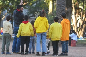 Los niños están de espaldas en las fotos para proteger su identidad, debido al bullying que sufren por ser percibidos como diferentes. Crédito: Manuel Fabatía.