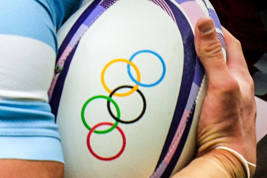 (240724) -- PARIS, 24 julio, 2024 (Xinhua) -- Agustín Fraga de Argentina se abre paso durante el partido masculino del grupo B de rugby 7 entre Kenia y Argentina de los Juegos Olímpicos de París 2024 en el Stade de France, en París, Francia, el 24 de julio de 2024. (Xinhua/Xu Chang) (da) (ah)