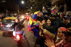 Venezuelans living in Argentina react during Venezuela's presidential election outside their country's embassy, in Buenos Aires, Argentina July 28, 2024. REUTERS/Cristina Sille