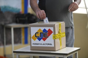 (240728) -- CARACAS, 28 julio, 2024 (Xinhua) -- Una persona deposita su voto en una urna durante las elecciones presidenciales, en Caracas, Venezuela, el 28 de julio de 2024. La mañana del domingo, a partir de las 06:00 hora local, ha comenzado formalmente en Venezuela el proceso electoral para elegir al presidente de la República, que ejercerá su mandato durante el periodo 2025-2031. (Xinhua/Marcos Salgado) (ms) (vf)