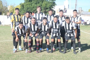 Nacional, gusta y golea. Los Albos del Sur son líderes en el campeonato de ascenso.